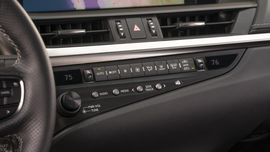 Детали интерьера Lexus ES350 F-Sport 2018 года  (NA) (фото 44 из 47)